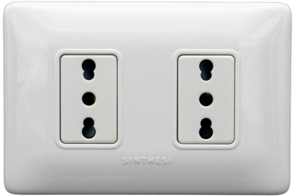 Placa tomacorriente duplex 10/16A 250V~ 2P+T armado